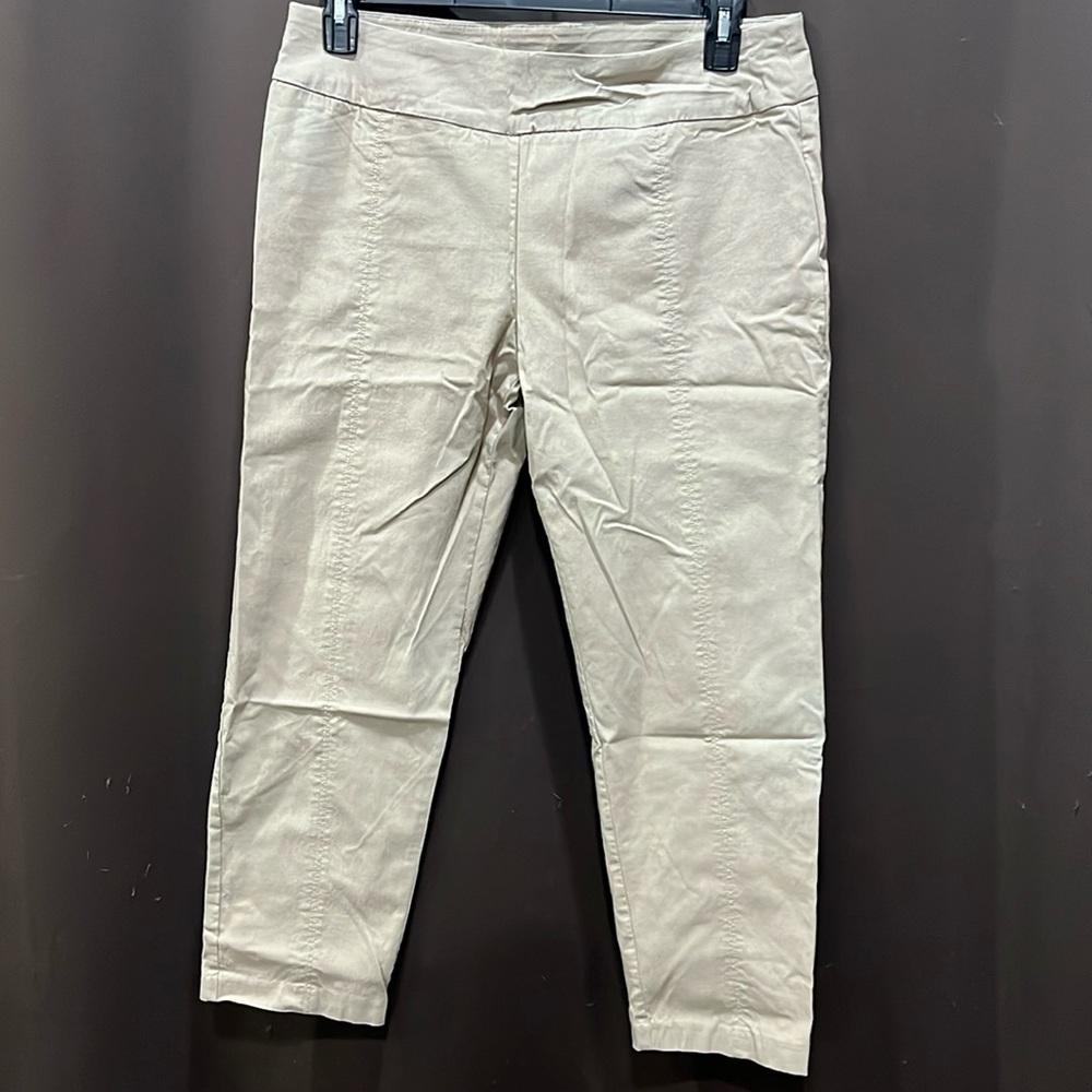 Valerie Steven’s, Pull-On Active Pants, Capri Length, Beige
Size 16